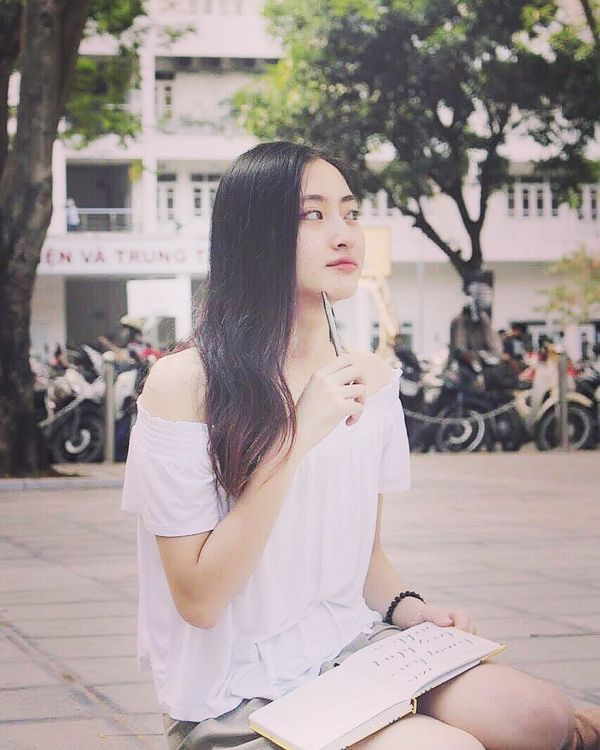 Gương mặt góc cạnh, mũi cao của Lương Thuỳ Linh thu hút ánh nhìn của người đối diện.
