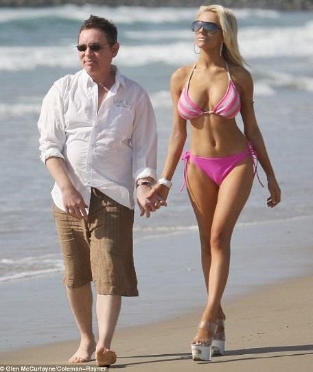 Con gái đôi khi bị ám ảnh với việc làm đẹp đến độ mặc bikini và... mang guốc đi biển. Nhiều người cho rằng đây chỉ là cách tạo dáng chụp hình của phái đẹp bởi thật khó để tưởng tượng cảnh đi guốc trên cát.