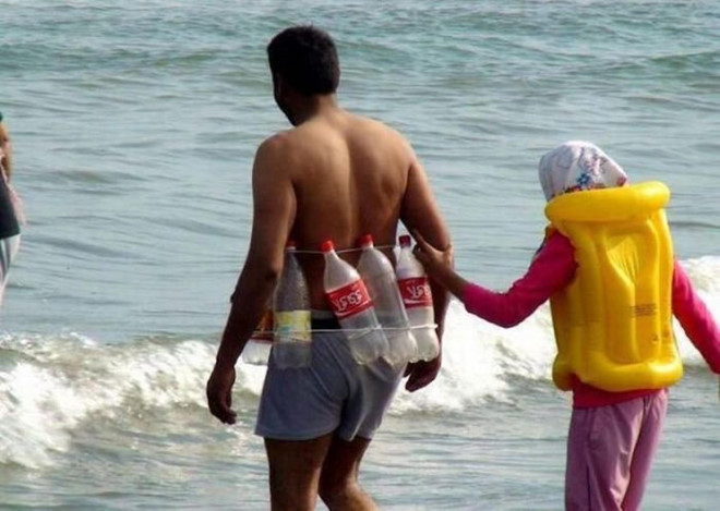 Thay vì chọn áo phao, người đàn ông này quyết định sử dụng các chai nhựa khi đi tắm biển. "Sự sáng tạo không cứu nổi gu thẩm mỹ quá tệ. Tôi sẽ chọn áo phao còn hơn đeo chai lọ lủng lẳng khi ra biển", Hannah bày tỏ quan điểm.