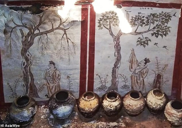 Bên trong mộ cổ là các phòng chôn cất với những bức tranh tường và đồ gốm được bảo quản gần như hoàn hảo.