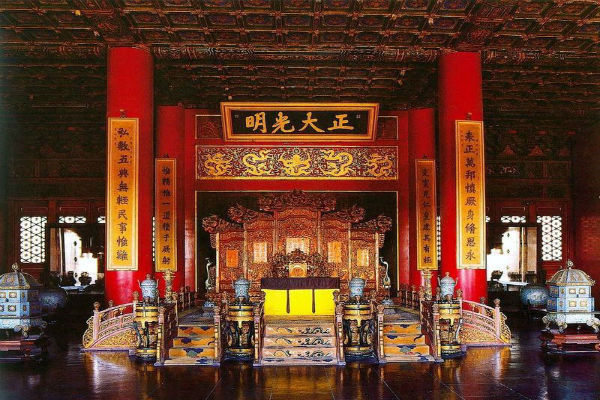 Khi ấy, Gia Khánh đế đang nằm nghỉ ngơi trong cung bị sét đánh trúng nên tử vong. Giả thuyết này được một số người tin tưởng.