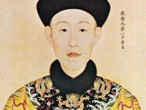 Vào tháng 10/1795, hoàng đế Càn Long thoái vị. Theo đó, Ái Tân Giác La Ngung Diễm lên ngôi báu và lấy niên hiệu là Gia Khánh. Theo đó, ông trở thành hoàng đế thứ 6 của triều đại nhà Thanh.