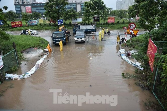 Do ảnh hưởng hoàn lưu bão số 3, trưa và chiều 3/8, khu vực Hà Nội có mưa to đến rất to. Theo ghi nhận của PV, một số khu vực phía Tây và Tây Bắc Thủ đô như nút giao Thiên Đường Bảo Sơn-Lê Trọng Tấn với Đại lộ Thăng Long xảy ra tình trạng ngập úng nghiêm trọng, có nơi ngập sâu từ 0,5-1m.