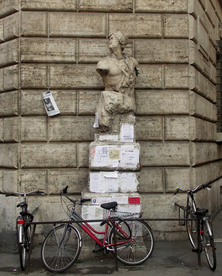 Những bức tượng này lần lượt có tên là: Pasquino, Marforio, Fontana del Facchino, Madama Lucrezia, Abbot Luigi và Fontana del Babuino.