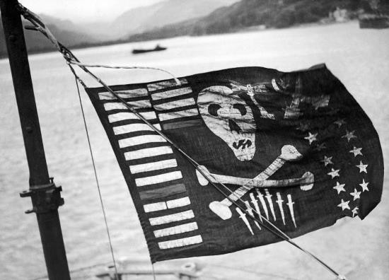 Washington Post từng đưa tin USS Jimmy Carter, một trong ba chiếc tàu ngầm lớp Seawolf, được thiết kế để tiến hành những sứ mạng ngầm dưới nước bí mật nhất của Mỹ có treo lá cờ có hình đầu lâu xương chéo.