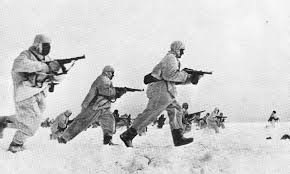 Nhân cơ hội đó, quân Liên Xô phản công và đánh bại quân phát xít Đức vào tháng 1/1942. Với thất bại này, quân đội của Hitler phải rút lui gần 200 km, rời xa thủ đô Moscow của Liên Xô.