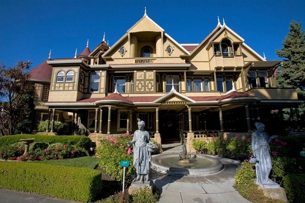 Winchester Mystery được biết đến là ngôi nhà "ma ám". Căn biệt thự nằm ở San Jose, California, Mỹ do góa phụ Sarah Winchester thiết kế và xây dựng.