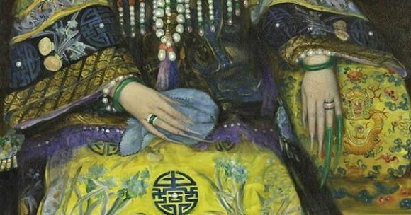 Tuy nhiên, móng tay dài thường dễ bị gãy. Vì vậy, người xưa đã tạo ra bộ bọc móng tay dài.