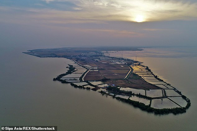 Hongze là hồ nước sạch lớn thứ tư ở Trung Quốc, với diện tích 2.069 km2.