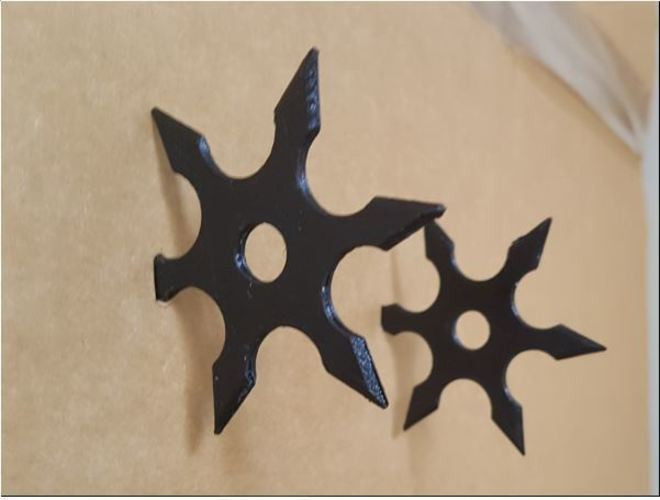 Dựa theo tình hình thực tế, Ninja sẽ lựa chọn dùng loại shuriken nào để hiệu quả nhất. Trong một số trường hợp, Ninja bôi chất độc lên bề mặt của shuriken.