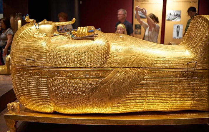 Một số cổ vật đáng chú ý khác trong lăng mộ Tutankhamun có thể kể đến như: ngai vàng, quách bằng vàng, giường sư tử mạ vàng, tủ đựng phục trang và nhiều vật dụng hàng ngày được chế tác vô cùng tinh xảo.