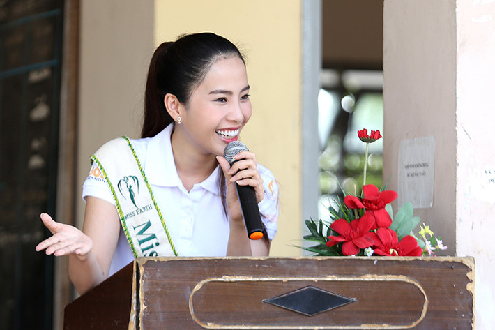 Mới đây, Hoa khôi Nam Em đã về thăm hai ngôi trường xưa. Đó là trường trung học phổ thông Thủ Khoa Huân và trường tiểu học Mỹ Tịnh An, huyện Chợ Gạo, tỉnh Tiền Giang.