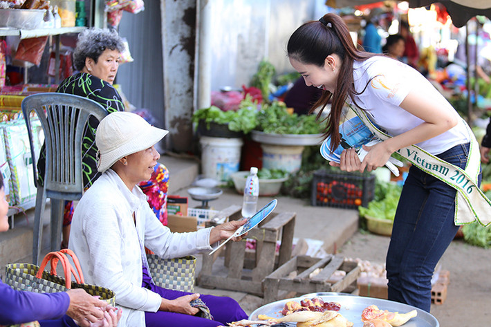 Hành động ý nghĩa của Nam Em khiến các tiểu thương cảm thấy vui dù món quà khá đơn giản và nhỏ bé.