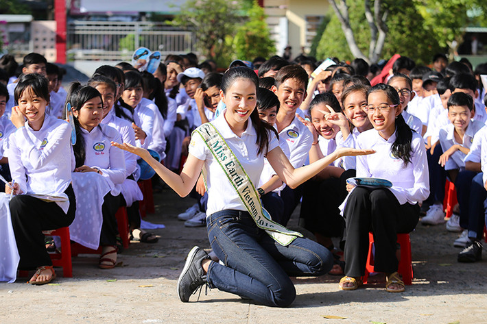 Hình ảnh Hoa khôi Nam Em luôn rạng rỡ bên các em học sinh tại ngôi trường trung học phổ thông Thủ Khoa Huân.
