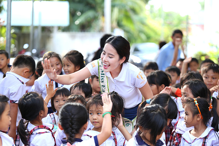 Trước khi chia tay, Nam Em không quên gửi lời cảm ơn và lời chúc tới các thầy cô cũng như các em học sinh tại hai ngôi trường cũ có một năm học mới nhiều thành công.