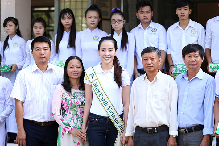 Khi vừa đặt chân tới trường trung học phổ thông Thủ Khoa Huân, Nam Em được các thầy cô và học sinh chào đón rất nồng nhiệt.
