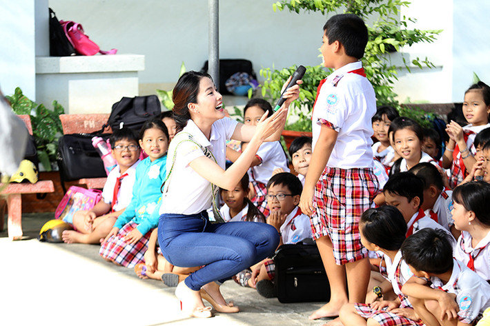 Hoa khôi Đồng bằng sông Cửu Long 2015 vui vẻ bên các em học sinh trường tiểu học Mỹ Tịnh An.