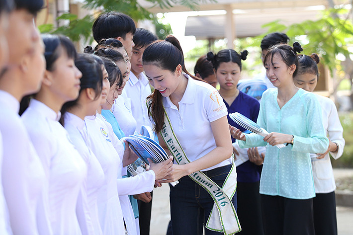 Trong chuyến đi này, Nam Em đã chuẩn bị 200 phần quà để dàng tặng cho các học sinh có hoàn cảnh khó khăn tại 2 ngôi trường cũ.
