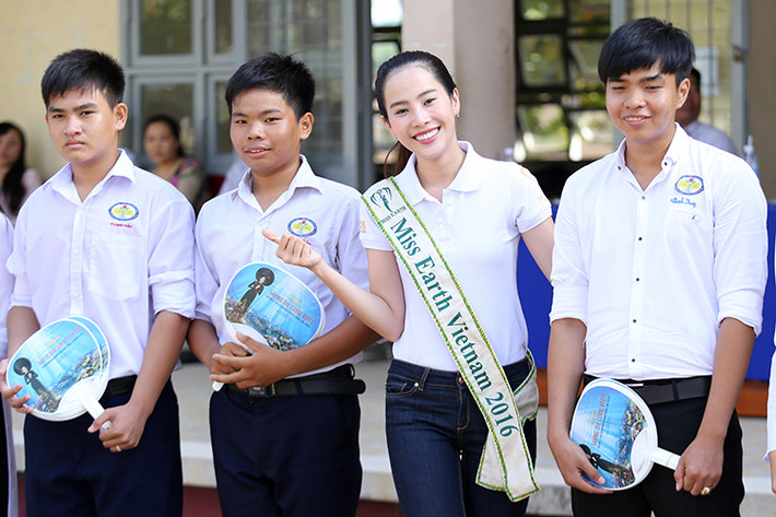 Xuất hiện trong buổi giao lưu, Hoa khôi Đồng bằng sông Cửu Long 2015 chọn trang phục giản dị, năng động.