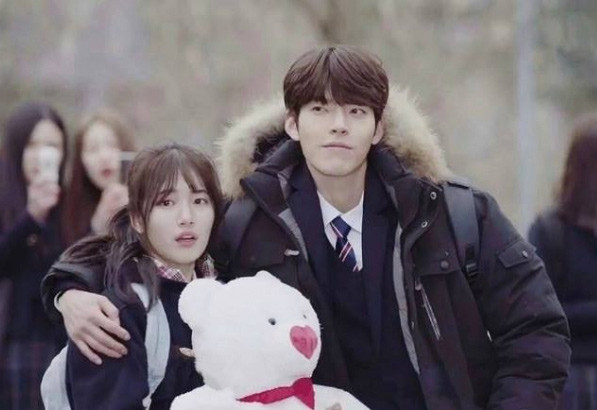 Đó có lẽ chính là lý do khiến nhà sản xuất chọn mặt gửi vàng cho Bae Suzy vào vai No Eul trong bộ phim "Yêu không kiểm soát" bởi họ hy vọng với sự góp mặt của Kim Woo Bin và Suzy, bộ phim sẽ mang lại thành công như "Hậu duệ của mặt trời".