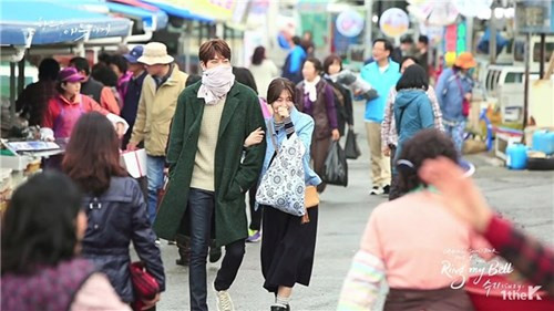 Ngoài hai cái tên diễn viên chính quá hot, khán giả còn mong chờ bộ phim bởi mong muốn được nghe giọng ca của Suzy thể hiện bài hát trong phim.