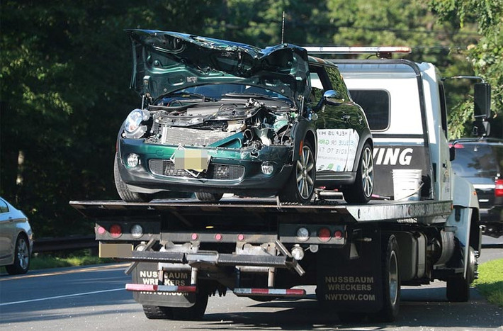 Chiếc Mini Cooper đã bị hỏng toàn bộ đầu xe.