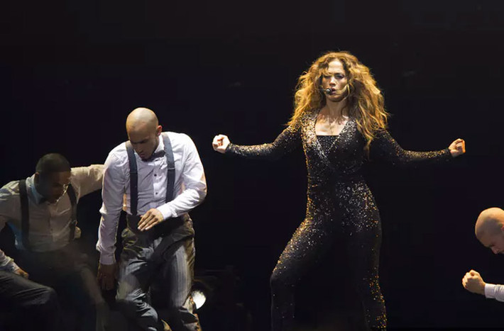 Sự nghiệp nhảy múa của Jennifer Lopez đã kéo dài gần 40 năm. Lên 5 tuổi, Jennifer Lopez đã học nhảy. Từ khởi đầu khiêm tốn tại Bronx, New York, J.Lo đã gây ấn tượng với giới giải trí toàn cầu nhờ tài năng nhảy múa và ca hát của mình.
