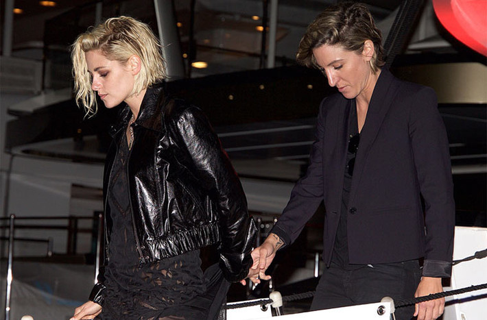 Khi ở Cannes hồi tháng 5/2016, mặc dù chưa công khai tình cảm, nhưng hành động Kristen âu yếm nắm tay Alicia đủ để mọi người hiểu quan hệ của họ ở mức độ nào.
