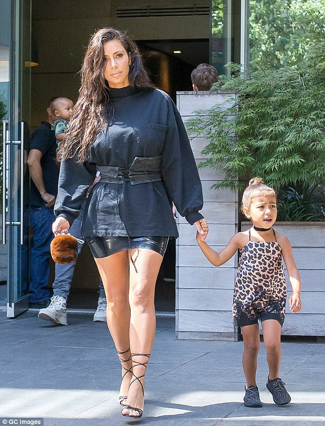 Như thường lệ, cứ mỗi khi ra ngoài Kim Kardashian rất chỉnh chu trang phục và lần này cũng vậy.