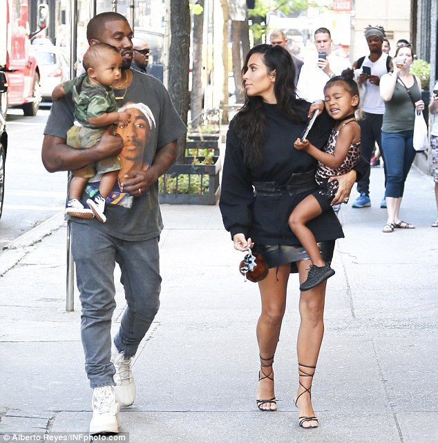 Rất nhiều người hiếu kỳ đã đi sau để chụp ảnh gia đình 4 người nhà Kim Kardashian.