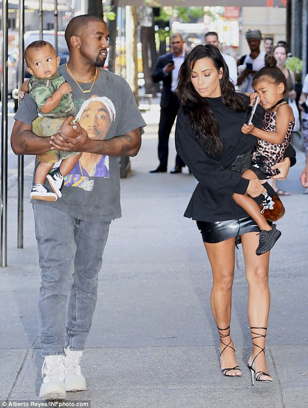 Vợ chồng Kim Kardashian và Kanye West đưa hai con, bé North West và Saint West đi mua sắm ở New York.