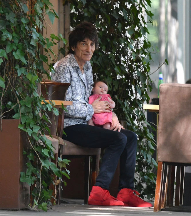 Thành viên nhóm Rolling Stone, Ronnie Wood trông rất mệt mỏi khi đưa hai bé song sinh mới chào đời đi dạo.