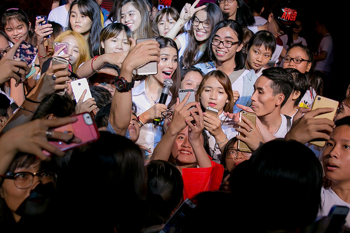 Qua ca khúc này, Phạm Hương muốn nhắn nhủ fans hãy luôn sống chân thành, biết yêu thương và biết lắng nghe để cuộc sống này trở nên tươi đẹp hơn, ý nghĩa hơn.