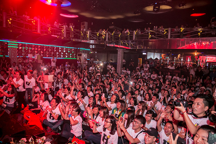 Buổi giao lưu của Phạm Hương thu hút hơn 500 fans. Trong đó, rất nhiều người không quản ngại đường xá xa xôi đến để tham dự.