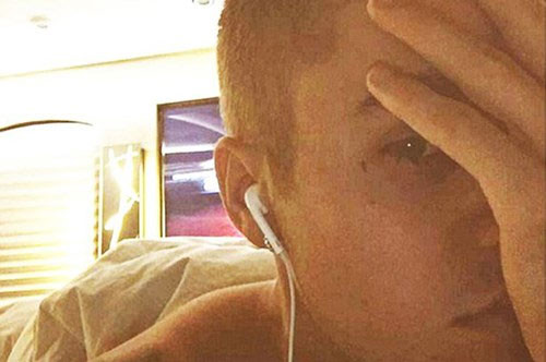 Mùa xuân 2016, Justin Bieber khoe hình xăm mới trên mặt khiến fan tức giận và rất bất ngờ về hành động của thần tượng.