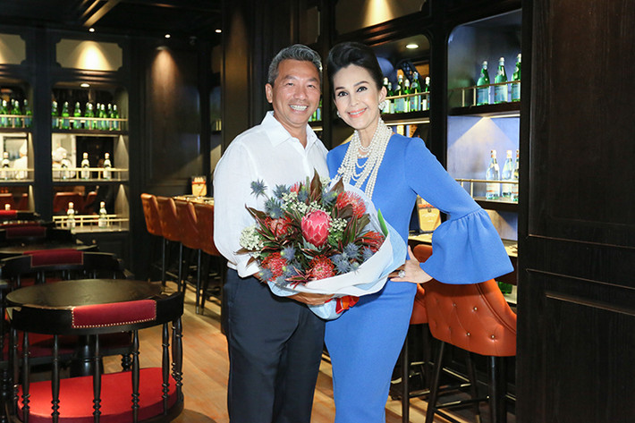 Mới đây, “Nữ hoàng ảnh lịch” Diễm My và ông xã doanh nhân cùng đi dự tiệc chúc mừng sinh nhật một người bạn thân. Đây là lần hiếm hoi cô xuất hiện bên chồng.