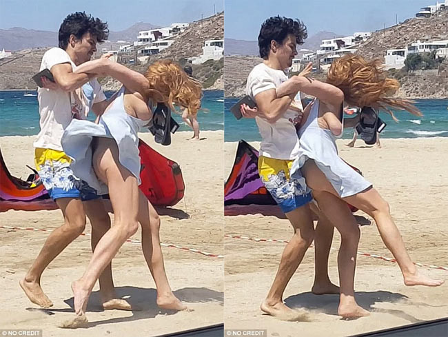 Sau scandal bị hôn phu đánh, Lindsay Lohan tiết lộ cô đã nhiều lần bị Egor thượng cẳng chân hạ cẳng tay và hình ảnh cô bị anh bẻ quặt tay trên bãi biển Mykonos là minh chứng hùng hồn nhất.