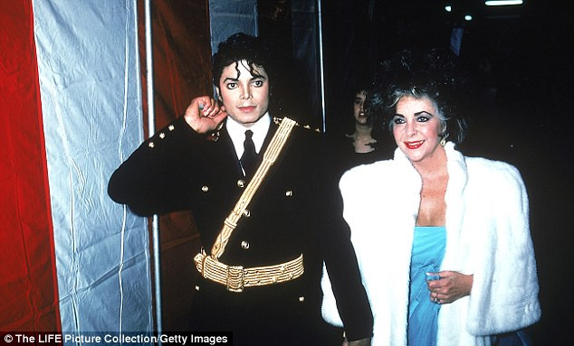 Michael và Liz gây bão truyền thông khi họ xuất hiện như một “cặp đôi” tại sự kiện American Music Awards. Hai ngôi sao cùng có quá khứ đau buồn đã kết bạn với nhau để cùng nhau sống lại thời trẻ thơ. Tác giả cuốn sách cho rằng Elizabeth và Michael có thế giới riêng của họ mà ít người có thể hiểu hay bước vào đó.