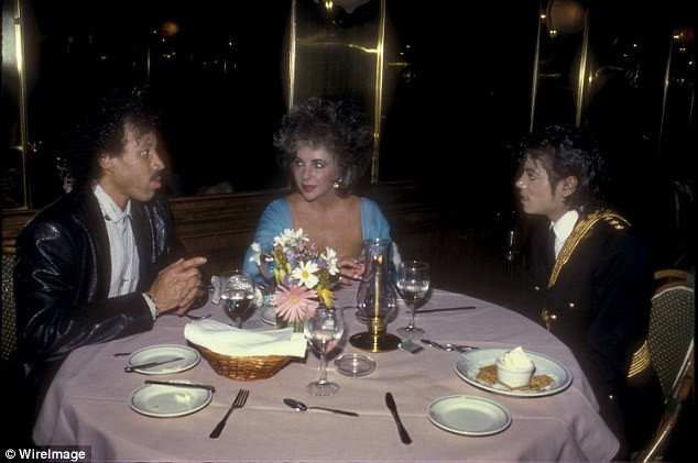 Mối quan hệ bí mật và gây tò mò của Michael Jackson và Liz Taylor kéo dài hơn hai thập kỷ và ông vua Pop luôn coi huyền thoại mắt tím như Mẹ Teresa, Công nương Diana và Wendy, người bạn đồng hành của Peter Pan.