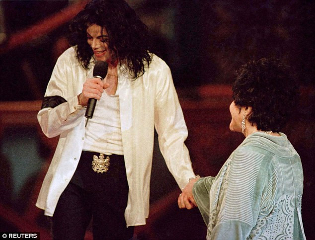 Năm 2009, Michael Jackson đột tử khiến Liz đau đớn khôn nguôi. Bà viết trên Twitter: “Trái tim, tâm trí tôi như vỡ nát”. Michael Jackson và Elizabeth Taylor thân nhau đến nỗi họ cùng yên nghỉ tại một nghĩa trang ở California.