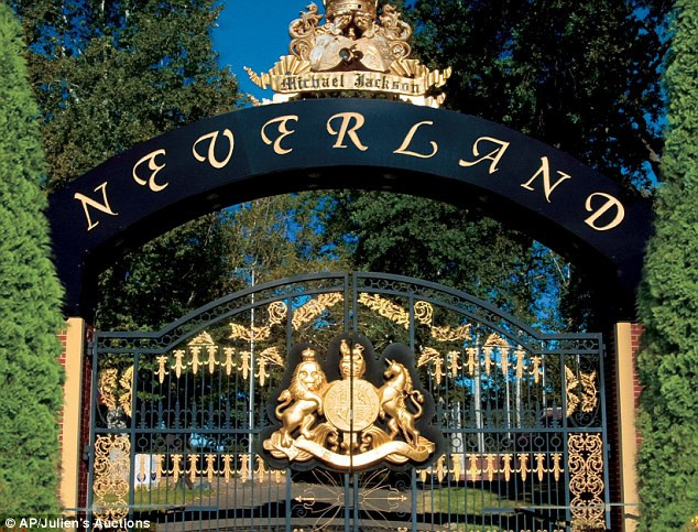 Liz dành rất nhiều thời gian ở trang trại Neverland của Michael Jackson. Ở đó hai người cùng xem phim hoạt hình Disney, chơi đùa trong công viên tại trang trại. Michael còn là người chủ hôn cho đám cưới thứ 7 của Liz với anh chàng công nhân xây dựng Larry Fortensky vào năm 1991 và cũng là người chi trả 1,5 triệu USD tiền đám cưới cho Liz.