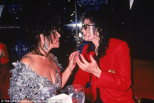 Chính Liz Taylor là người gây ảnh hưởng lôi kéo Michael dọn khỏi nhà bố mẹ vào năm 1987 và mua lại khu đất mà sau này trở thành Neverland. Trong trang trại của Michael có hẳn một căn phòng sang trọng dành cho Elizabeth và căn phòng được sơn màu tím, đúng như màu mắt của Liz.