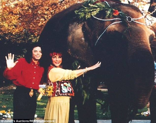 Để đáp lại thịnh tình của Michael Jackson, Liz tặng anh một con voi châu Á tên Gypsy. Michael tặng lại cho Liz một món quà là tấm thảm thêu khuôn mặt Liz. Theo tác giả cuốn sách sắp xuất bản, Michael Jackson và Elizabeth Taylor thường chơi đùa với nhau như hai đứa trẻ, hai người còn tranh giành đồ ăn của nhau, cùng nhau tán gẫu, cưỡi ngựa khắp trang trại.