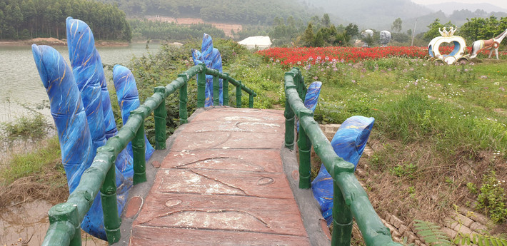 Chiếc "cầu vàng" được nhái lại nhưng không mang tính thẩm mỹ.