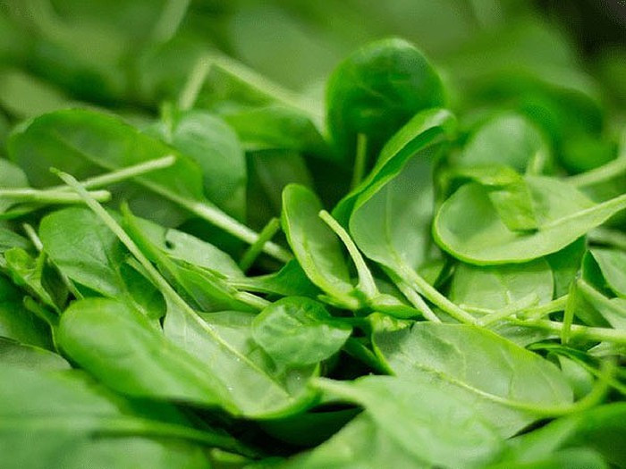 Rau lá xanh: Rau lá xanh đậm như rau bina và cải xoăn chứa nhiều loại vitamin A, C, E và K, khoáng chất và chất phytochemical. Rau bina có chứa sắt và axit folic khiến bạn cảm thấy khỏe hơn.