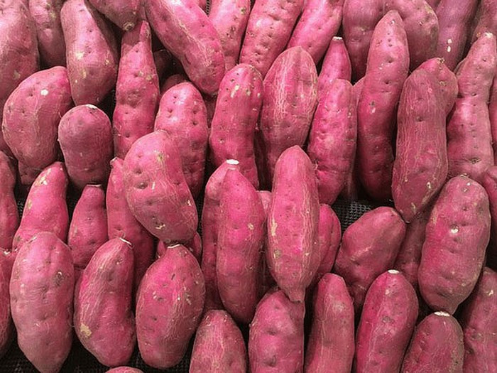 Khoai lang: Khoai lang rất giàu vitamin B6, hoạt động như một chất tăng cường tâm trạng. Nếu bạn có tâm trạng không tốt, ăn khoai lang để làm giúp tâm trạng của bạn tốt hơn.