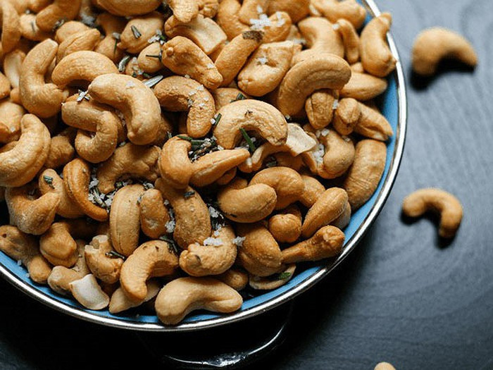 Hạt điều là các loại hạt chống trầm cảm phổ biến, rất giàu tryptophan làm tăng sự giải phóng chất dẫn truyền thần kinh. Những chất dẫn truyền thần kinh này hoạt động tốt trong những người bị trầm cảm.