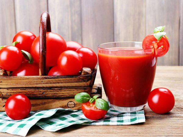Nước ép cà chua: Cà chua chứa khoảng 95% lượng nước giúp cơ thể bạn ngậm nước. Nó cũng kích thích hệ thống tiêu hóa, tăng cường miễn dịch bằng cách chống lại nhiễm trùng do giàu vitamin A và C. Nước ép cà chua cũng đóng vai trò như một thức uống giải độc tuyệt vời.