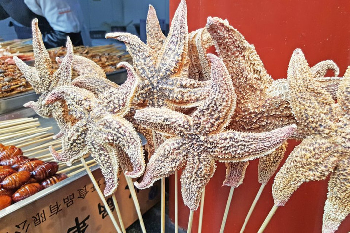 Mọi người ở nơi khác thường coi sao biển không phải là một loại thực phẩm nhưng ở Trung Quốc, sao biển chiên giòn lại trở thành món ăn được bày bán rất phổ biến.