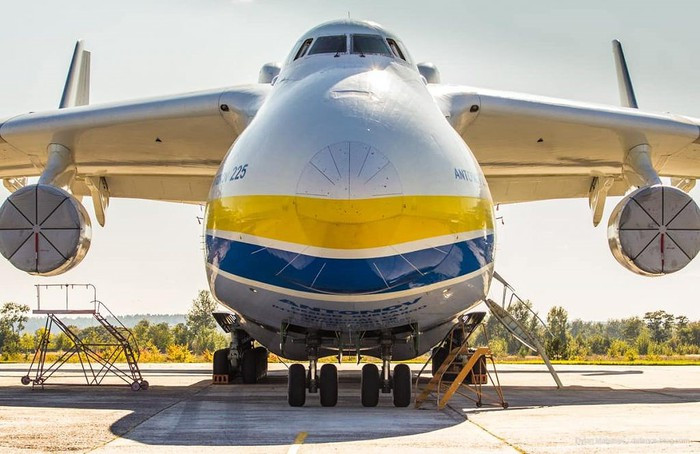 AN-225 đang giữ 240 kỷ lục hàng không thế giới, trong đó bao gồm kỷ lục về chở khối hàng hóa đơn lẻ nặng tới gần 190 tấn, cũng như tổng tải trọng hàng hóa 253,8 tấn. Nó cũng là máy bay nặng nhất và có sải cánh lớn nhất trong lịch sử.